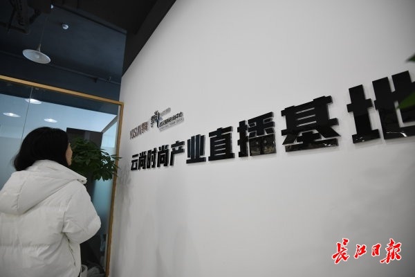 【快讯:沪指跌逾2% 下跌个股近3800只】